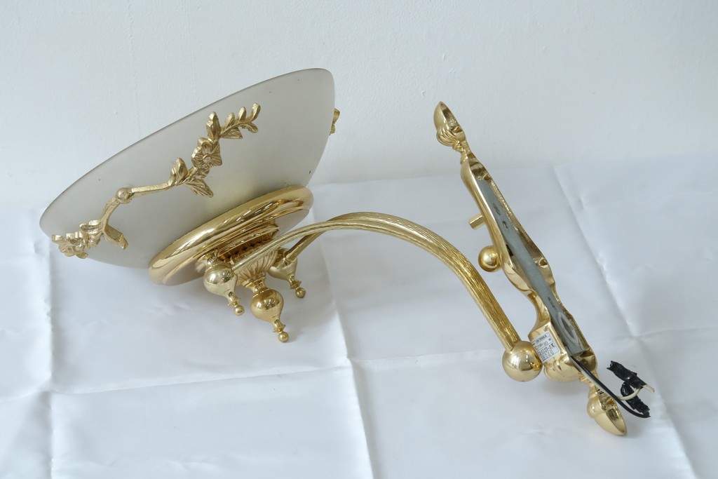 中古　YAMAGIWA(ヤマギワ)取り扱い　ゴールドフレームがクラシカルなボウル型シェードのウォールライト　(R-087472)