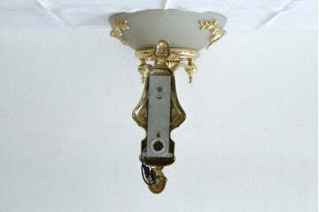 中古　YAMAGIWA(ヤマギワ)取り扱い　ゴールドフレームがクラシカルなボウル型シェードのウォールライト　(R-087472)