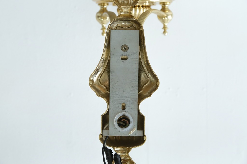 中古　YAMAGIWA(ヤマギワ)取り扱い　ゴールドフレームがクラシカルなボウル型シェードのウォールライト　(R-087472)