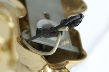 中古　YAMAGIWA(ヤマギワ)取り扱い　ゴールドフレームがクラシカルなボウル型シェードのウォールライト　(R-087472)