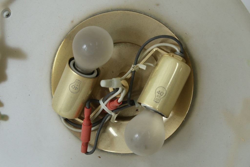 中古　YAMAGIWA(ヤマギワ)取り扱い　ゴールドフレームがクラシカルなボウル型シェードのウォールライト　(R-087472)