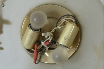 中古　YAMAGIWA(ヤマギワ)取り扱い　ゴールドフレームがクラシカルなボウル型シェードのウォールライト　(R-087472)