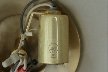 中古　YAMAGIWA(ヤマギワ)取り扱い　ゴールドフレームがクラシカルなボウル型シェードのウォールライト　(R-087472)