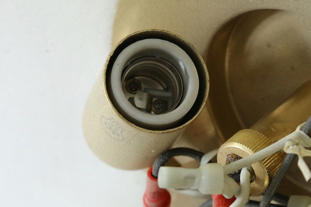 中古　YAMAGIWA(ヤマギワ)取り扱い　ゴールドフレームがクラシカルなボウル型シェードのウォールライト　(R-087472)