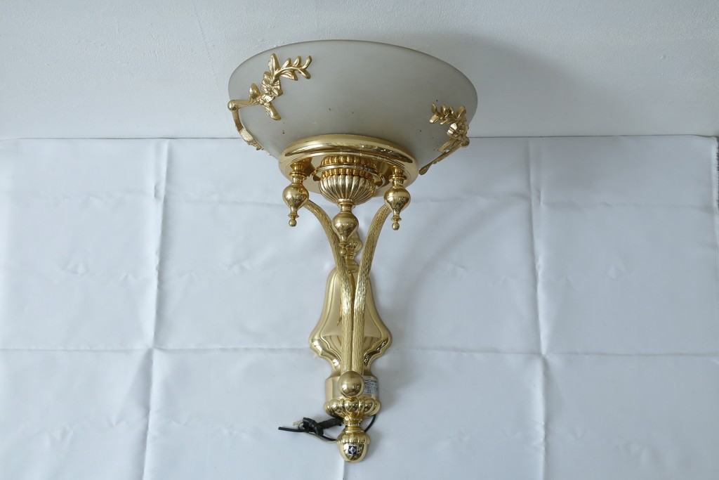 中古　YAMAGIWA(ヤマギワ)取り扱い　ゴールドフレームがクラシカルなボウル型シェードのウォールライト　(R-087473)