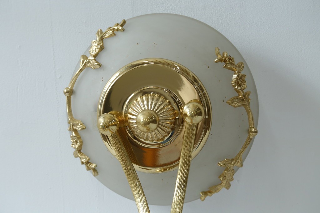 中古　YAMAGIWA(ヤマギワ)取り扱い　ゴールドフレームがクラシカルなボウル型シェードのウォールライト　(R-087473)