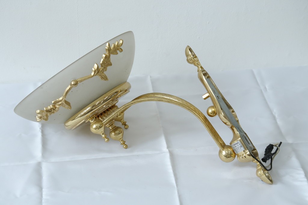 中古　YAMAGIWA(ヤマギワ)取り扱い　ゴールドフレームがクラシカルなボウル型シェードのウォールライト　(R-087473)