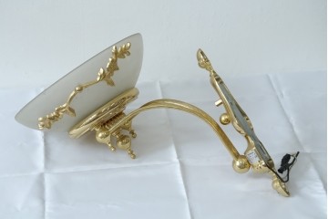 中古　YAMAGIWA(ヤマギワ)取り扱い　ゴールドフレームがクラシカルなボウル型シェードのウォールライト　(R-087473)