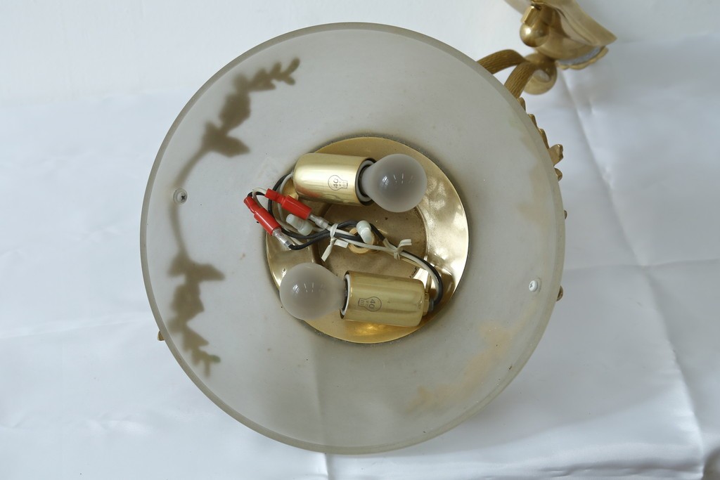 中古　YAMAGIWA(ヤマギワ)取り扱い　ゴールドフレームがクラシカルなボウル型シェードのウォールライト　(R-087473)