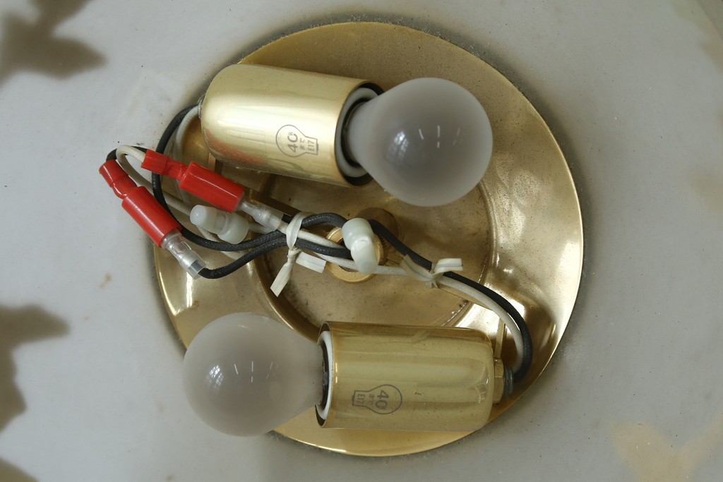 中古　YAMAGIWA(ヤマギワ)取り扱い　ゴールドフレームがクラシカルなボウル型シェードのウォールライト　(R-087473)