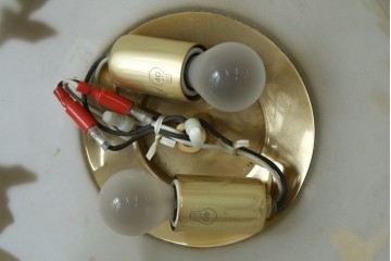 中古　YAMAGIWA(ヤマギワ)取り扱い　ゴールドフレームがクラシカルなボウル型シェードのウォールライト　(R-087473)