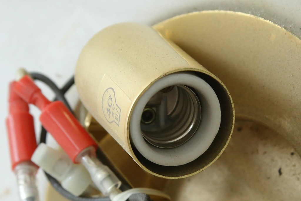 中古　YAMAGIWA(ヤマギワ)取り扱い　ゴールドフレームがクラシカルなボウル型シェードのウォールライト　(R-087473)