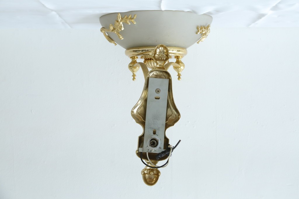 中古　YAMAGIWA(ヤマギワ)取り扱い　ゴールドフレームがクラシカルなボウル型シェードのウォールライト　(R-087473)