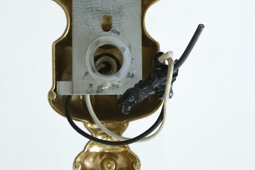 中古　YAMAGIWA(ヤマギワ)取り扱い　ゴールドフレームがクラシカルなボウル型シェードのウォールライト　(R-087473)