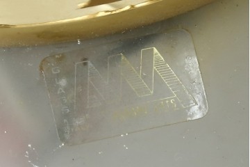 中古　YAMAGIWA(ヤマギワ)取り扱い　ゴールドフレームがクラシカルなボウル型シェードのウォールライト　(R-087473)