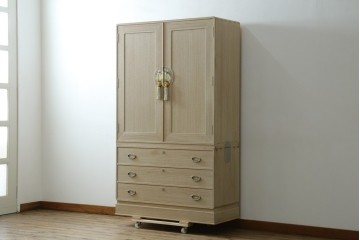 中古　加茂総桐箪笥(並厚・四方丸)　伝統工芸士・番場堅介作　金石刻　扇に桜の図の彫刻金具があしらわれた着物箪笥　(R-087474)