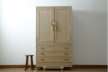 中古　加茂総桐箪笥(並厚・四方丸)　伝統工芸士・番場堅介作　金石刻　扇に桜の図の彫刻金具があしらわれた着物箪笥　(R-087474)