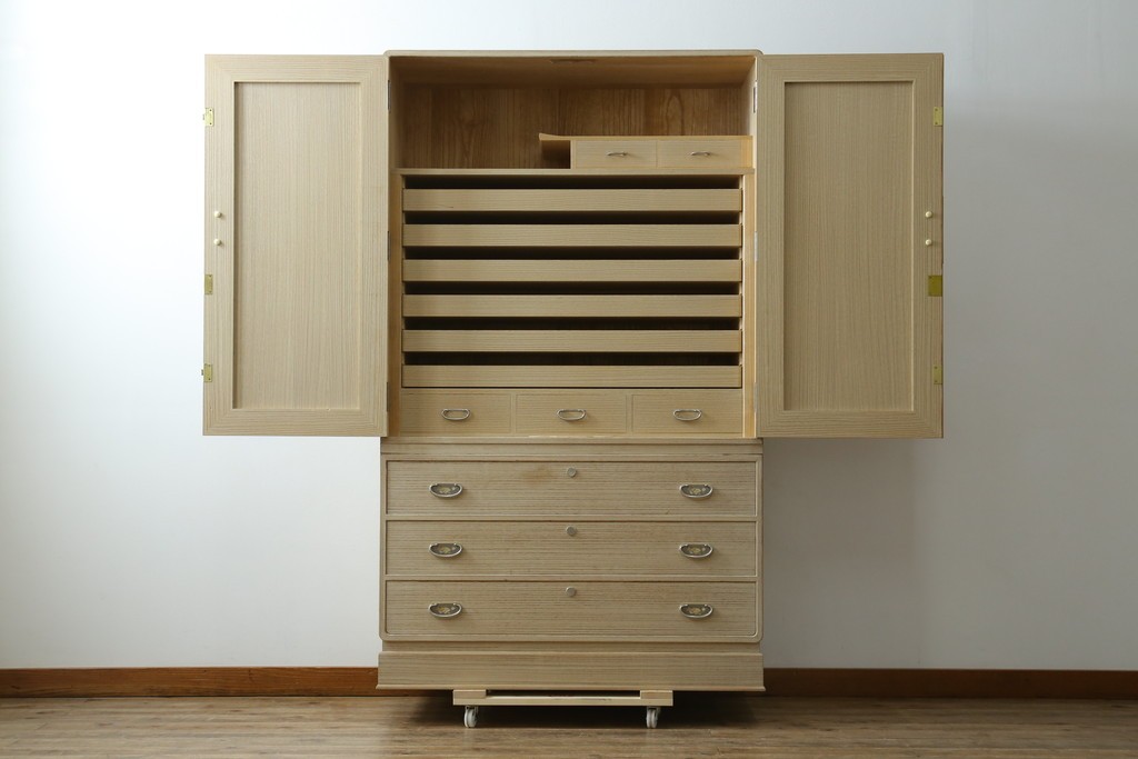 中古　加茂総桐箪笥(並厚・四方丸)　伝統工芸士・番場堅介作　金石刻　扇に桜の図の彫刻金具があしらわれた着物箪笥　(R-087474)