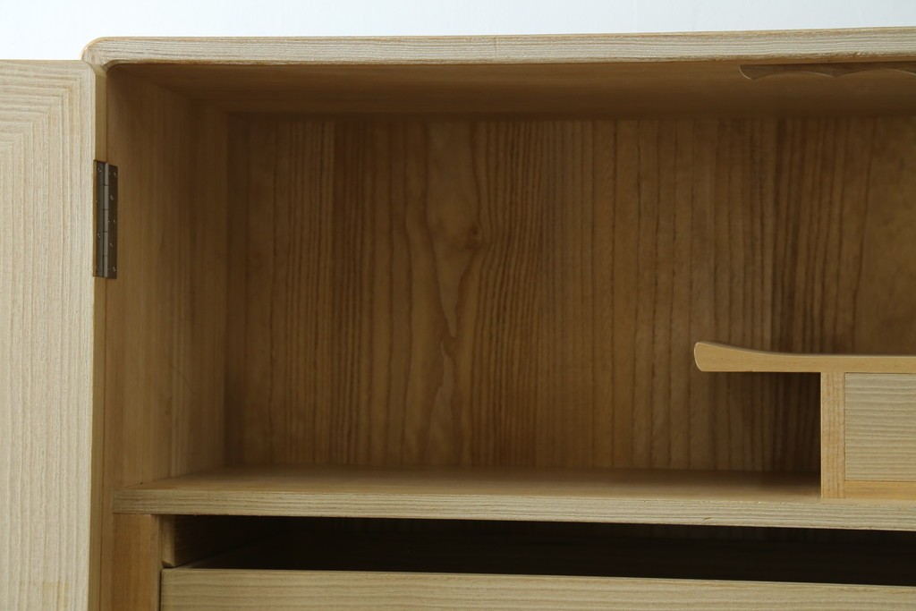 中古　加茂総桐箪笥(並厚・四方丸)　伝統工芸士・番場堅介作　金石刻　扇に桜の図の彫刻金具があしらわれた着物箪笥　(R-087474)