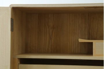 中古　加茂総桐箪笥(並厚・四方丸)　伝統工芸士・番場堅介作　金石刻　扇に桜の図の彫刻金具があしらわれた着物箪笥　(R-087474)