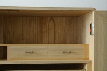 中古　加茂総桐箪笥(並厚・四方丸)　伝統工芸士・番場堅介作　金石刻　扇に桜の図の彫刻金具があしらわれた着物箪笥　(R-087474)