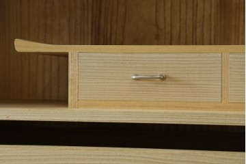 中古　加茂総桐箪笥(並厚・四方丸)　伝統工芸士・番場堅介作　金石刻　扇に桜の図の彫刻金具があしらわれた着物箪笥　(R-087474)