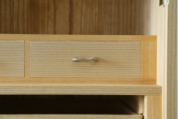 中古　加茂総桐箪笥(並厚・四方丸)　伝統工芸士・番場堅介作　金石刻　扇に桜の図の彫刻金具があしらわれた着物箪笥　(R-087474)