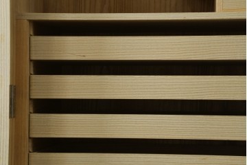 中古　加茂総桐箪笥(並厚・四方丸)　伝統工芸士・番場堅介作　金石刻　扇に桜の図の彫刻金具があしらわれた着物箪笥　(R-087474)