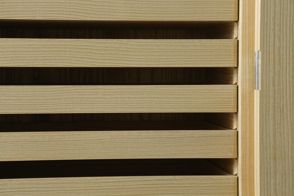 中古　加茂総桐箪笥(並厚・四方丸)　伝統工芸士・番場堅介作　金石刻　扇に桜の図の彫刻金具があしらわれた着物箪笥　(R-087474)