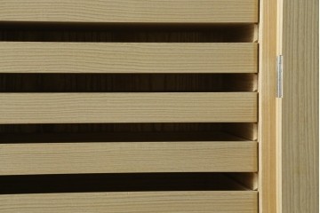 中古　加茂総桐箪笥(並厚・四方丸)　伝統工芸士・番場堅介作　金石刻　扇に桜の図の彫刻金具があしらわれた着物箪笥　(R-087474)