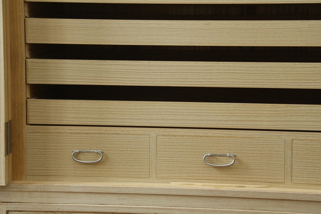 中古　加茂総桐箪笥(並厚・四方丸)　伝統工芸士・番場堅介作　金石刻　扇に桜の図の彫刻金具があしらわれた着物箪笥　(R-087474)