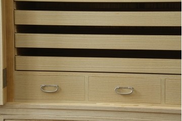 中古　加茂総桐箪笥(並厚・四方丸)　伝統工芸士・番場堅介作　金石刻　扇に桜の図の彫刻金具があしらわれた着物箪笥　(R-087474)