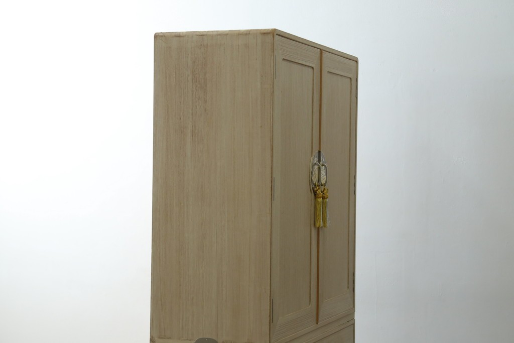 中古　加茂総桐箪笥(並厚・四方丸)　伝統工芸士・番場堅介作　金石刻　扇に桜の図の彫刻金具があしらわれた着物箪笥　(R-087474)