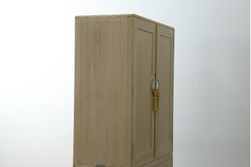 中古　加茂総桐箪笥(並厚・四方丸)　伝統工芸士・番場堅介作　金石刻　扇に桜の図の彫刻金具があしらわれた着物箪笥　(R-087474)