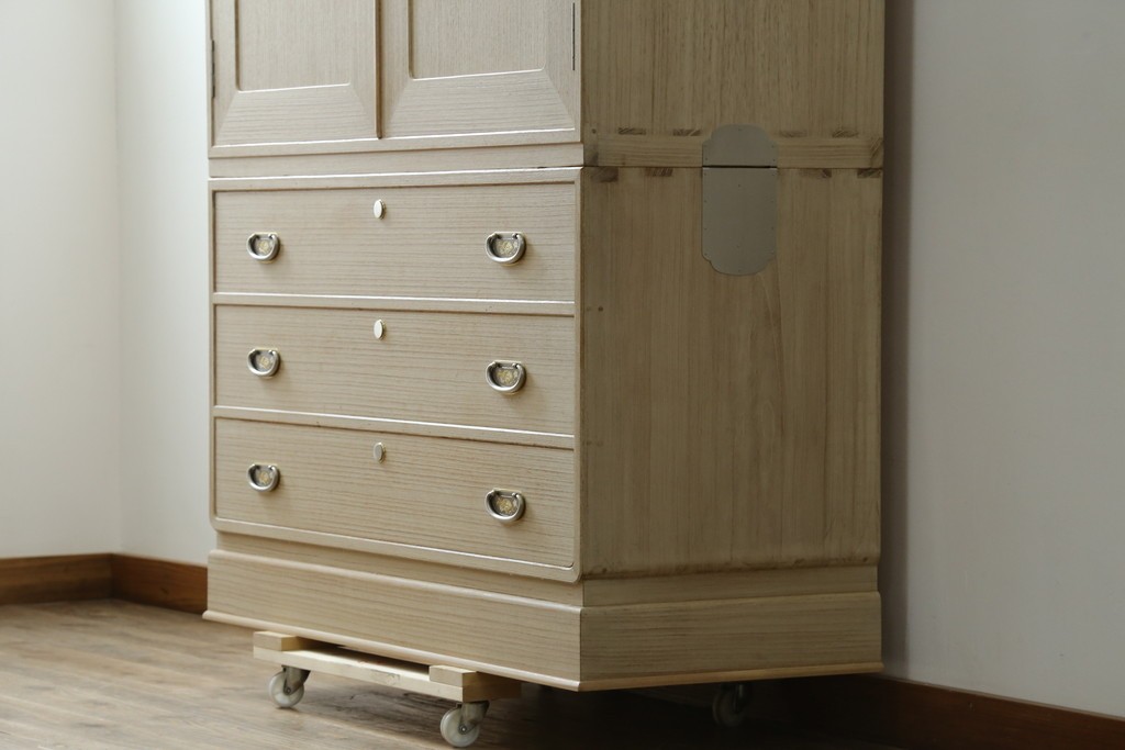 中古　加茂総桐箪笥(並厚・四方丸)　伝統工芸士・番場堅介作　金石刻　扇に桜の図の彫刻金具があしらわれた着物箪笥　(R-087474)