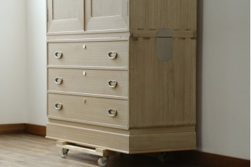 中古　加茂総桐箪笥(並厚・四方丸)　伝統工芸士・番場堅介作　金石刻　扇に桜の図の彫刻金具があしらわれた着物箪笥　(R-087474)