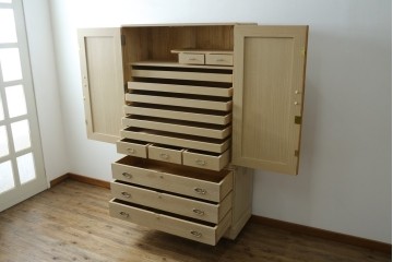 中古　加茂総桐箪笥(並厚・四方丸)　伝統工芸士・番場堅介作　金石刻　扇に桜の図の彫刻金具があしらわれた着物箪笥　(R-087474)