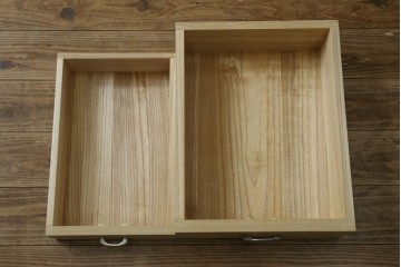 中古　加茂総桐箪笥(並厚・四方丸)　伝統工芸士・番場堅介作　金石刻　扇に桜の図の彫刻金具があしらわれた着物箪笥　(R-087474)