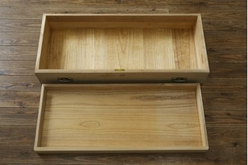 中古　加茂総桐箪笥(並厚・四方丸)　伝統工芸士・番場堅介作　金石刻　扇に桜の図の彫刻金具があしらわれた着物箪笥　(R-087474)