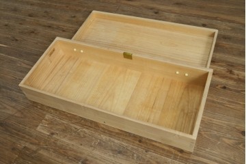 中古　加茂総桐箪笥(並厚・四方丸)　伝統工芸士・番場堅介作　金石刻　扇に桜の図の彫刻金具があしらわれた着物箪笥　(R-087474)