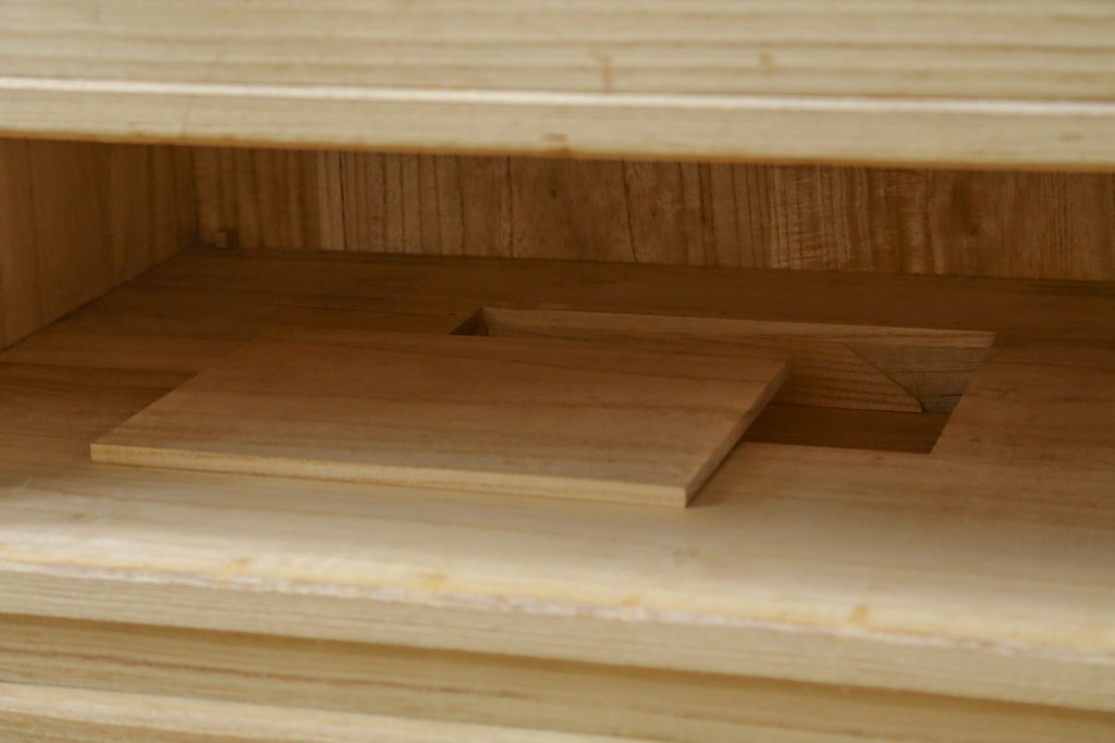 中古　加茂総桐箪笥(並厚・四方丸)　伝統工芸士・番場堅介作　金石刻　扇に桜の図の彫刻金具があしらわれた着物箪笥　(R-087474)