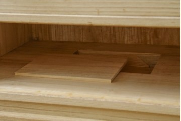 中古　加茂総桐箪笥(並厚・四方丸)　伝統工芸士・番場堅介作　金石刻　扇に桜の図の彫刻金具があしらわれた着物箪笥　(R-087474)