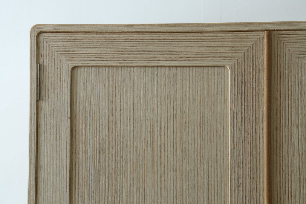 中古　加茂総桐箪笥(並厚・四方丸)　伝統工芸士・番場堅介作　金石刻　扇に桜の図の彫刻金具があしらわれた着物箪笥　(R-087474)