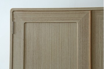 中古　加茂総桐箪笥(並厚・四方丸)　伝統工芸士・番場堅介作　金石刻　扇に桜の図の彫刻金具があしらわれた着物箪笥　(R-087474)