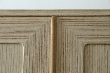 中古　加茂総桐箪笥(並厚・四方丸)　伝統工芸士・番場堅介作　金石刻　扇に桜の図の彫刻金具があしらわれた着物箪笥　(R-087474)