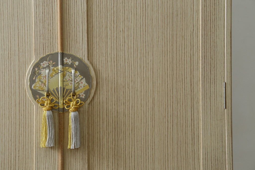 中古　加茂総桐箪笥(並厚・四方丸)　伝統工芸士・番場堅介作　金石刻　扇に桜の図の彫刻金具があしらわれた着物箪笥　(R-087474)