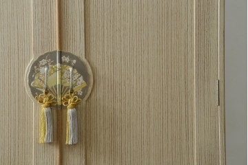 中古　加茂総桐箪笥(並厚・四方丸)　伝統工芸士・番場堅介作　金石刻　扇に桜の図の彫刻金具があしらわれた着物箪笥　(R-087474)