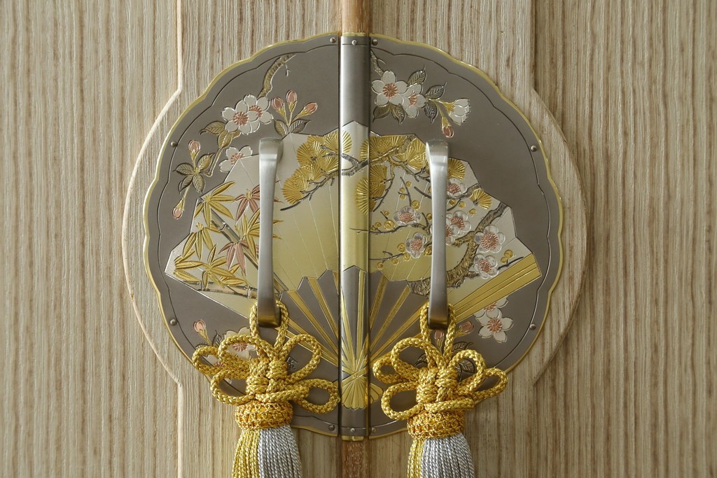 中古　加茂総桐箪笥(並厚・四方丸)　伝統工芸士・番場堅介作　金石刻　扇に桜の図の彫刻金具があしらわれた着物箪笥　(R-087474)