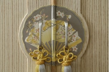 中古　加茂総桐箪笥(並厚・四方丸)　伝統工芸士・番場堅介作　金石刻　扇に桜の図の彫刻金具があしらわれた着物箪笥　(R-087474)