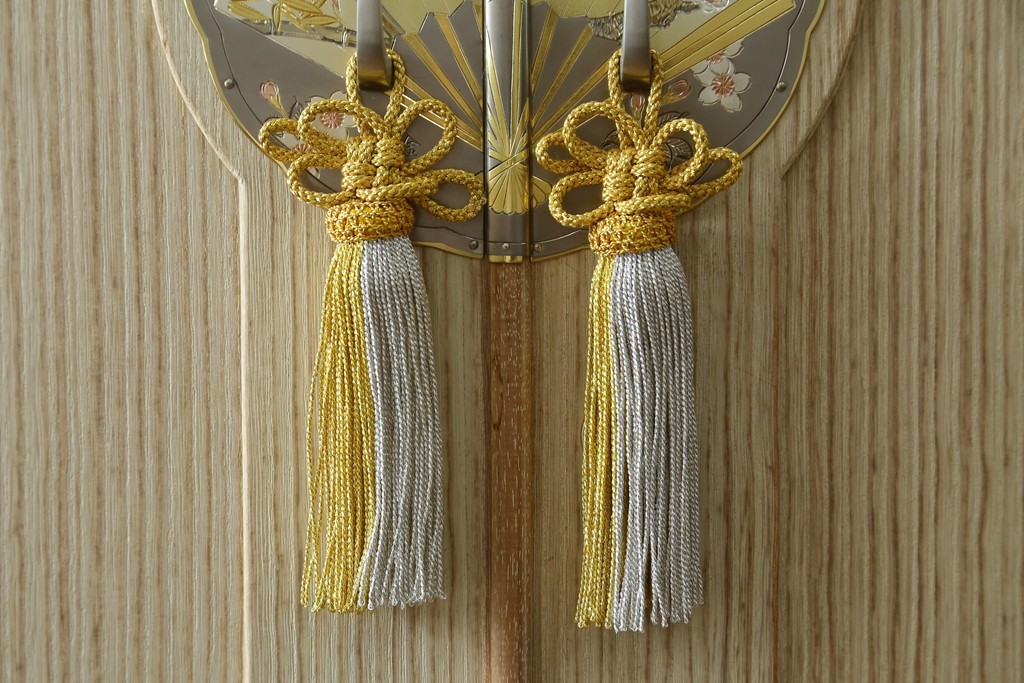 中古　加茂総桐箪笥(並厚・四方丸)　伝統工芸士・番場堅介作　金石刻　扇に桜の図の彫刻金具があしらわれた着物箪笥　(R-087474)